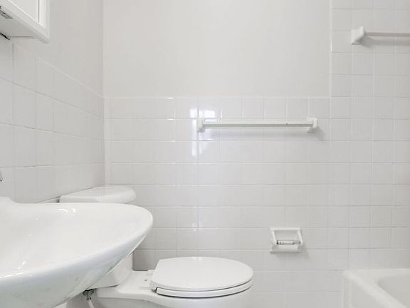 5th image of 224 Cedar Lake Rd N APT 3