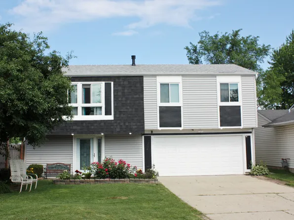 204 Highbury Dr, Elgin, IL 60120