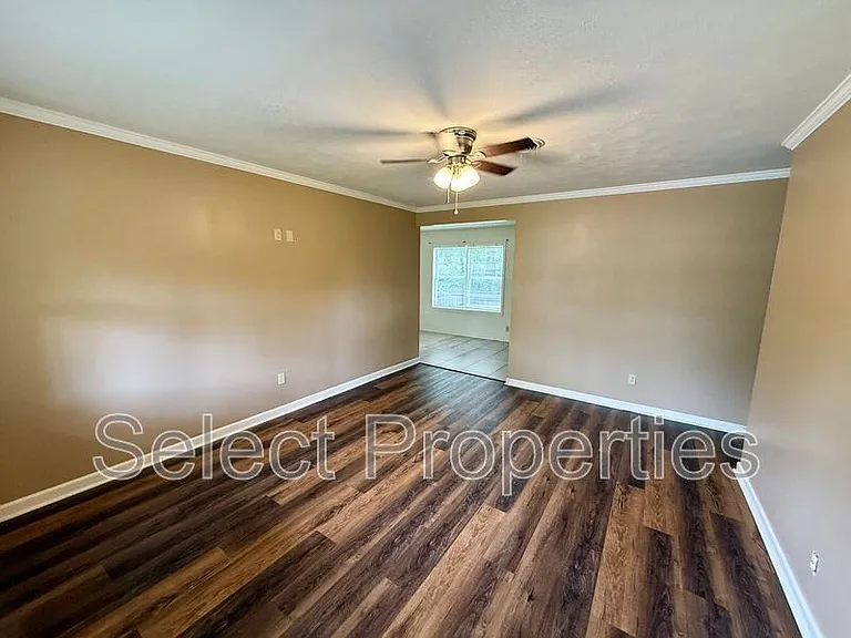 2310 Fairfield Dr — Photo 2