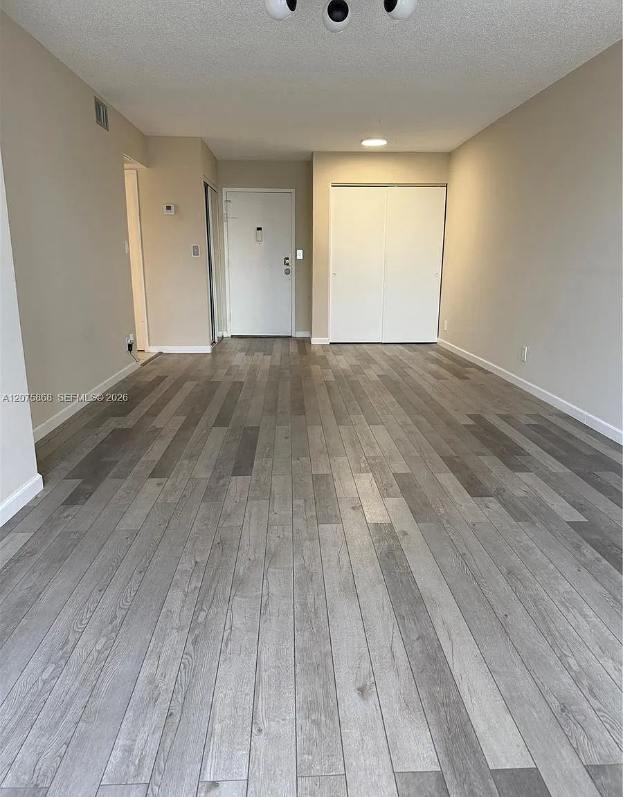 Desoto Park Condo — Photo 3