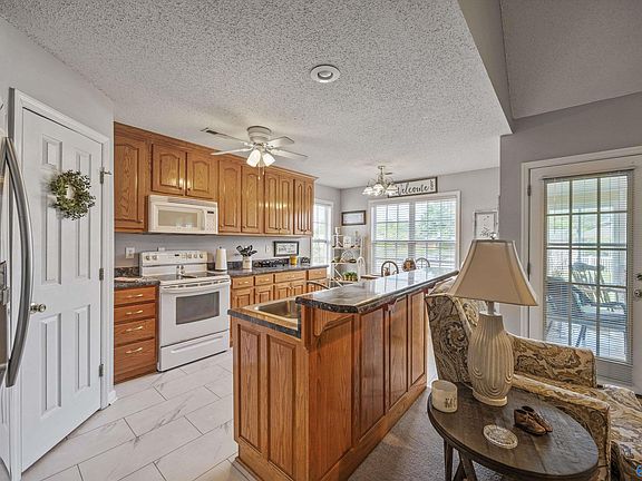 4th image of 229 Chestnut Oak Cir