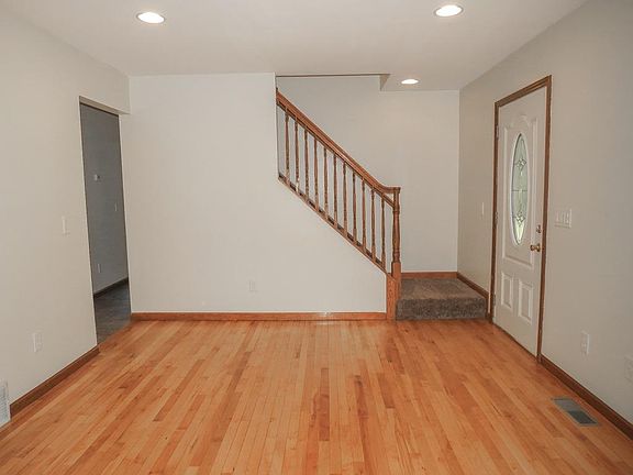 3rd image of 382 Firwood St