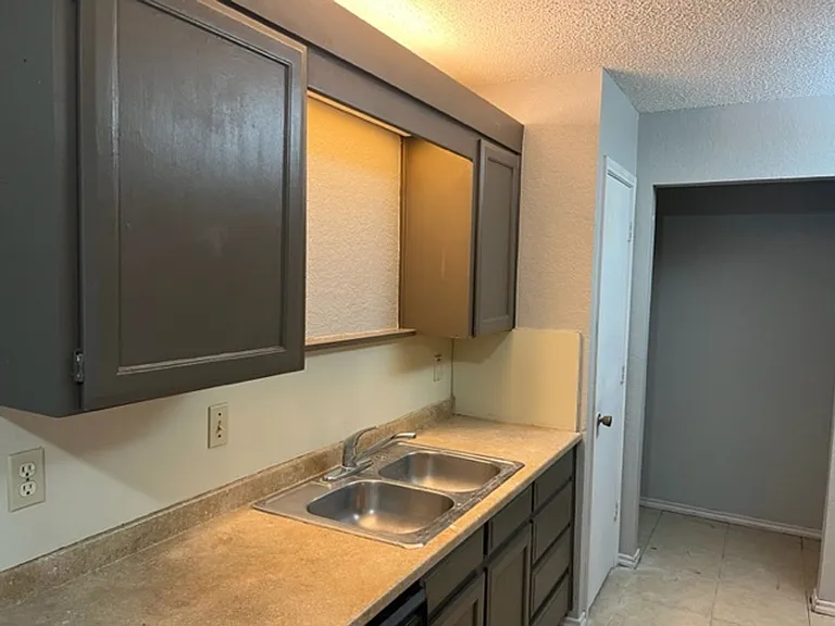 1712 San Rafael St — Photo 3