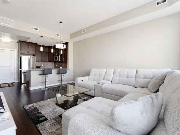 24 S Varsity Estates Cir NW #705, Calgary, AB T3A 2X8