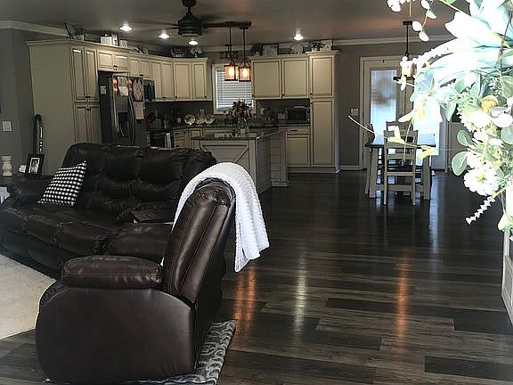 4th image of 110 Martins Dr