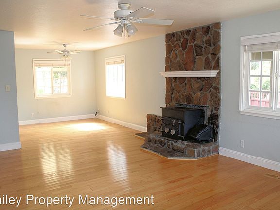 3rd image of 803 Upper Navarra Dr