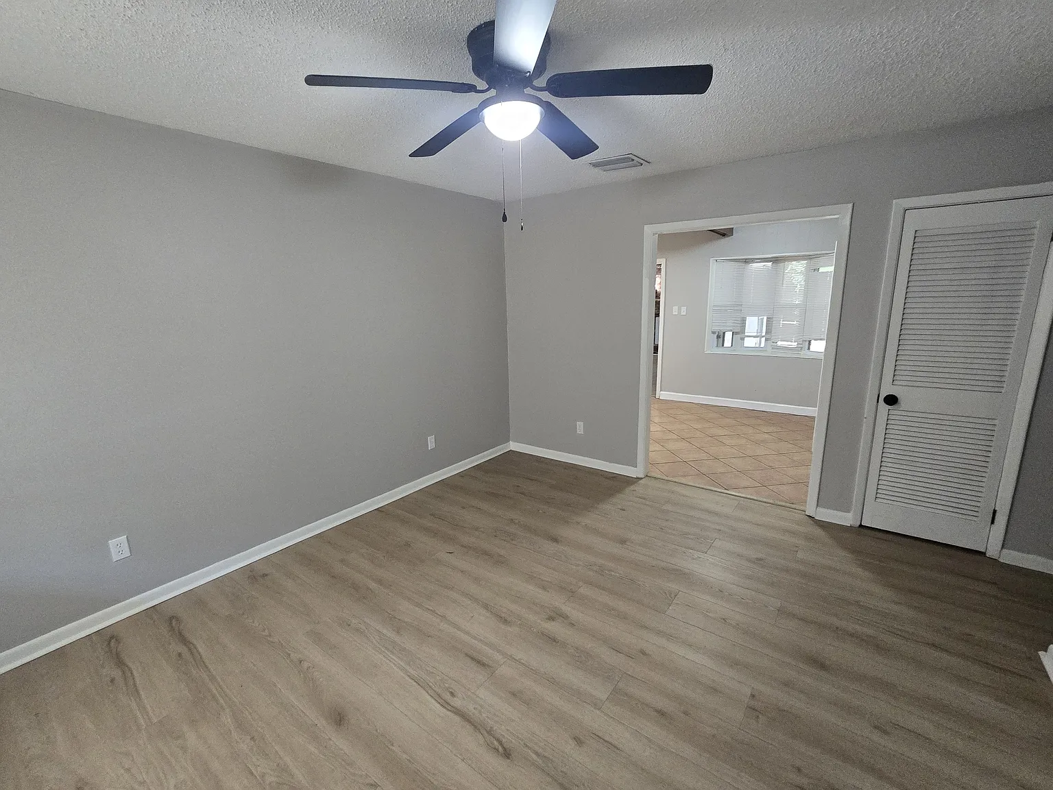 Comfortable 3-Bedroom Brick Home with Fireplace & Fenced Backyard — Photo 2