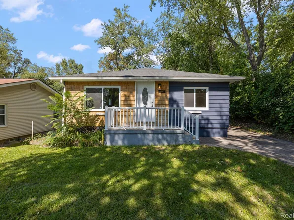 2061 Galloway St, Auburn Hills, MI 48326