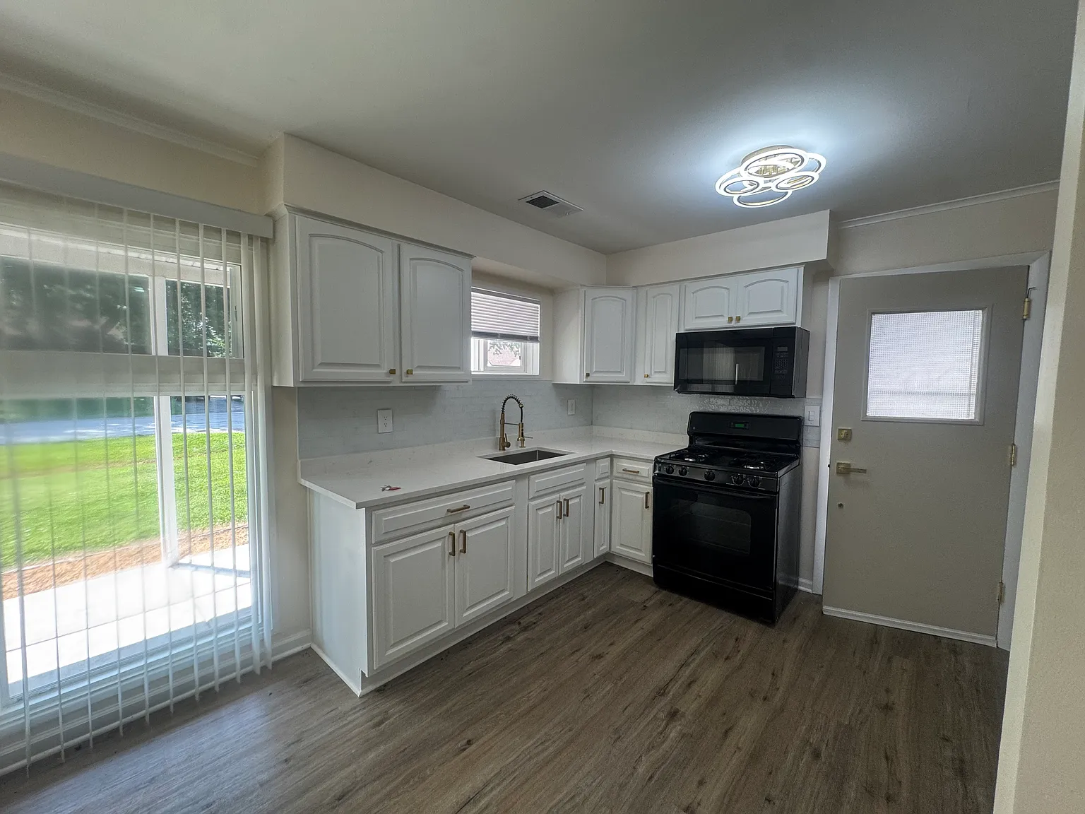 3 bed, 1040 sqft, $2,600 — Photo 3