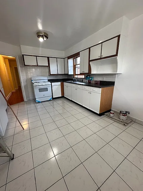 HUGE Eat-In-Kitchen