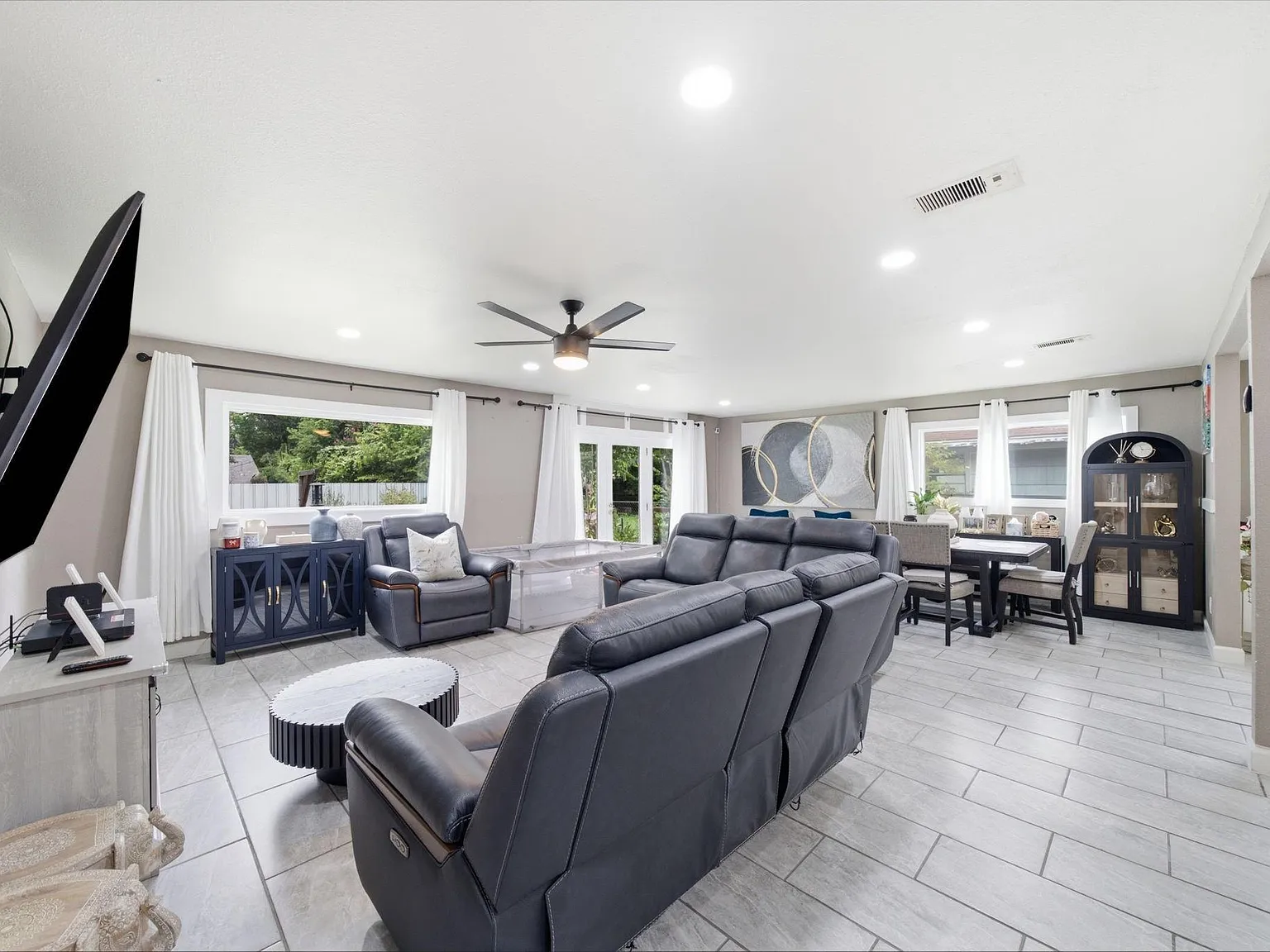 3 bed, 2.0 bath, 1586 sqft, $3,100 — Photo 2