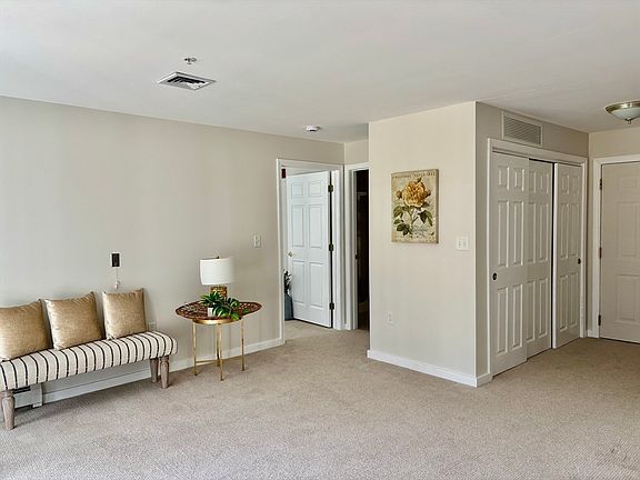 4th image of 34 Meeting House Ln APT 114