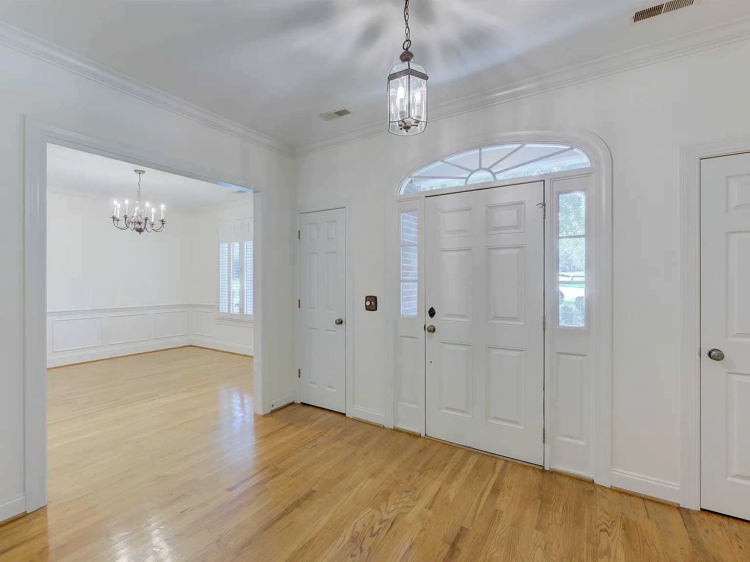 3 bed, 2500 sqft, $2,200 — Photo 2