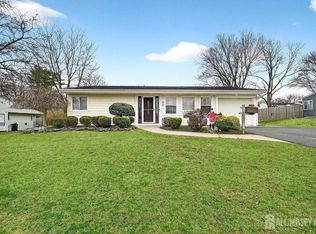 32 Kingsley Rd, Kendall Park, NJ 08824