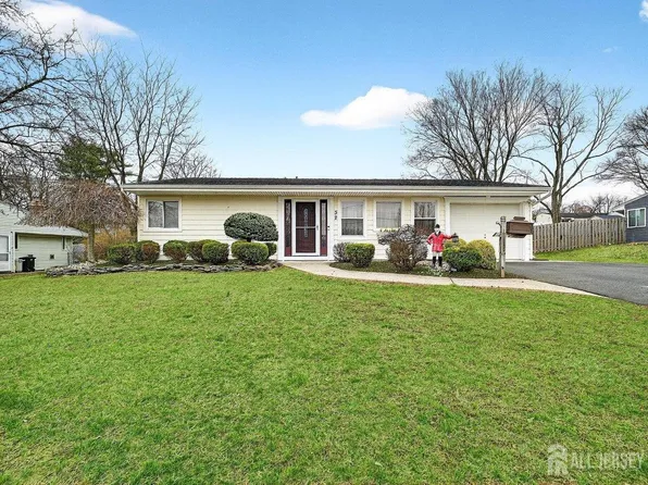 32 Kingsley Rd, Kendall Park, NJ 08824