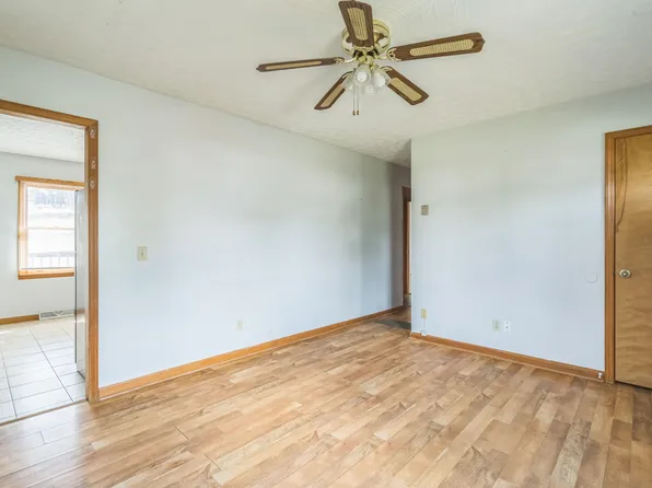 211 Valley View Ave, Rural Retreat, VA 24368