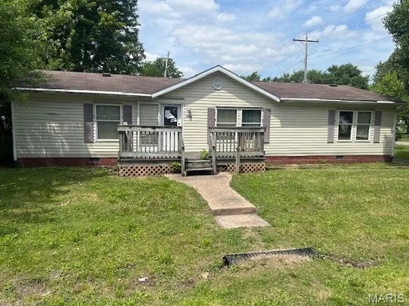 303 S Sherman St, Girard, IL 62640