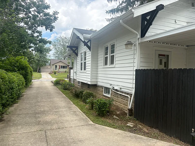 160 Talbot Dr — Photo 3