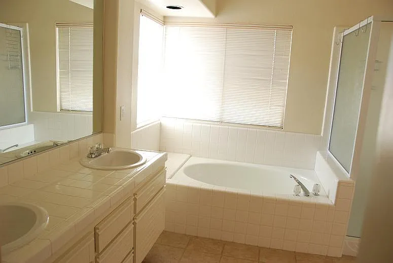 5 bed, 2297 sqft, $4,900 — Photo 4