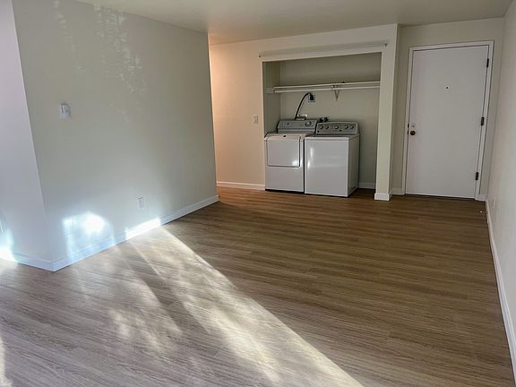 Living Rm / Laundry / Closet