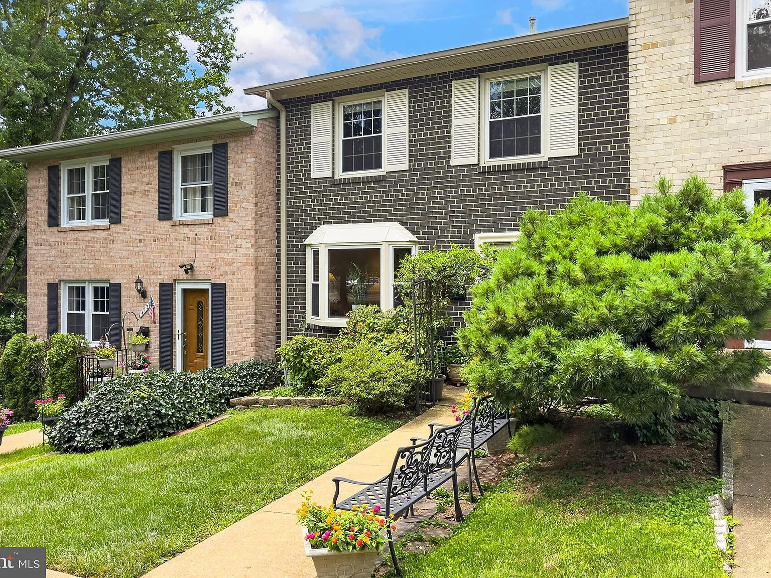 4 bed, 4.0 bath, 2574 sqft, $3,300 — Photo 3