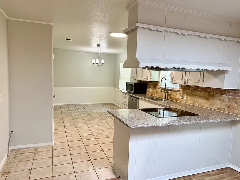 1212 Linden Dr — Photo 6