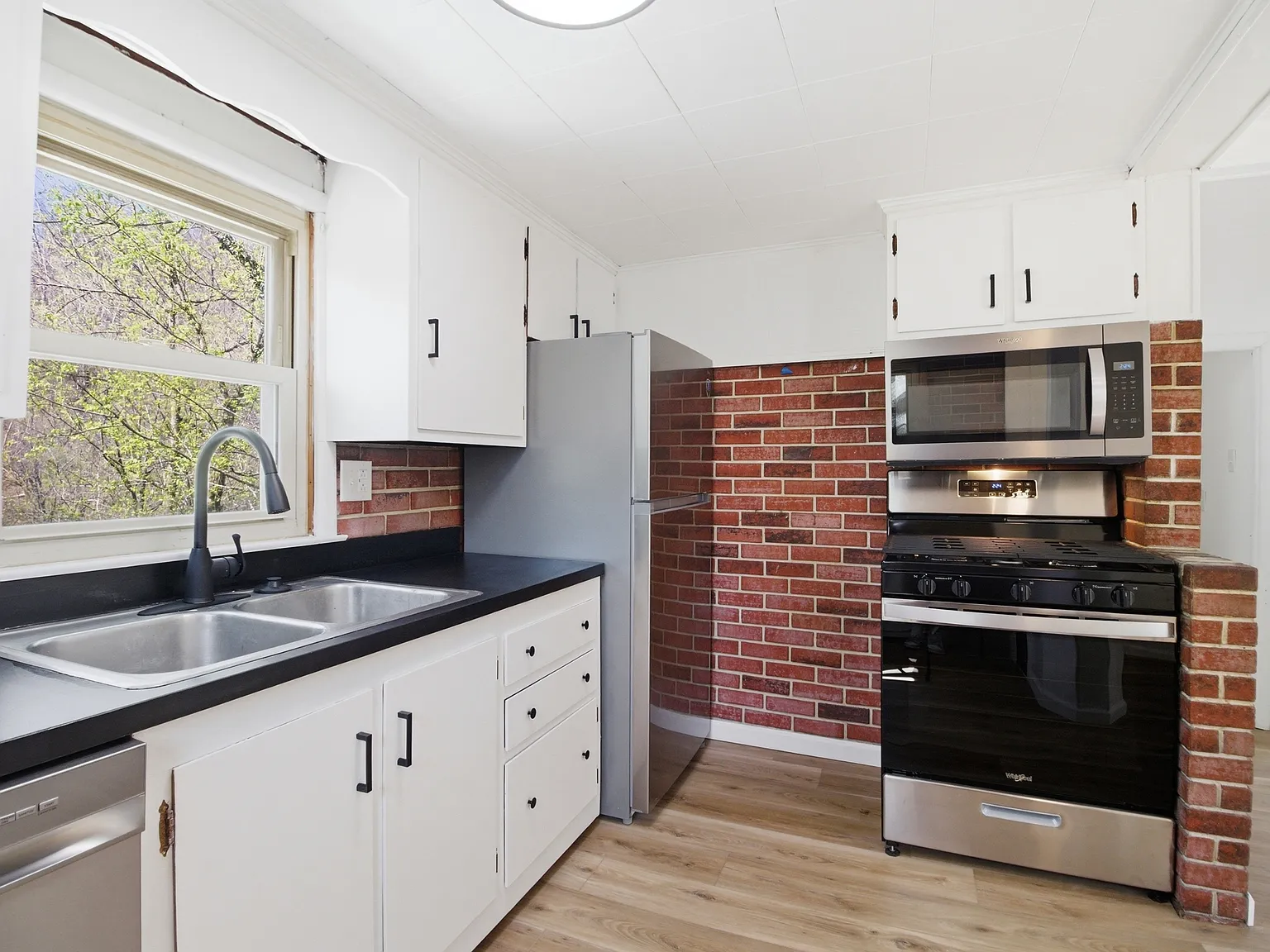 3 bed, 1.5 bath, 1020 sqft, $1,350 — Photo 4