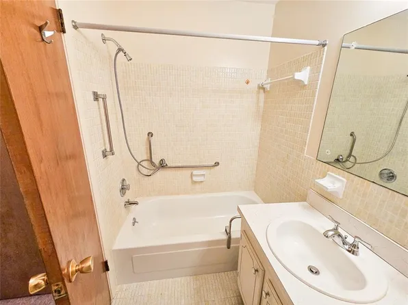 3010 59th St S APT 309, Gulfport, FL 33707