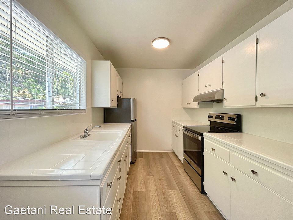 1st image of 415 Warren Dr #12
