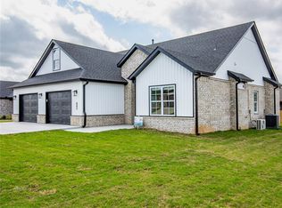 841 Round Top St, Prairie Grove, AR 72753