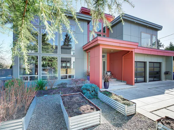 10010 Densmore Avenue N, Seattle, WA 98133