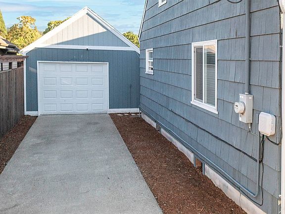 2nd image of 1204 4th Avenue SE