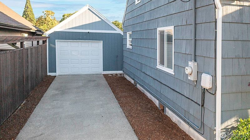 2nd image of 1204 4th Avenue SE