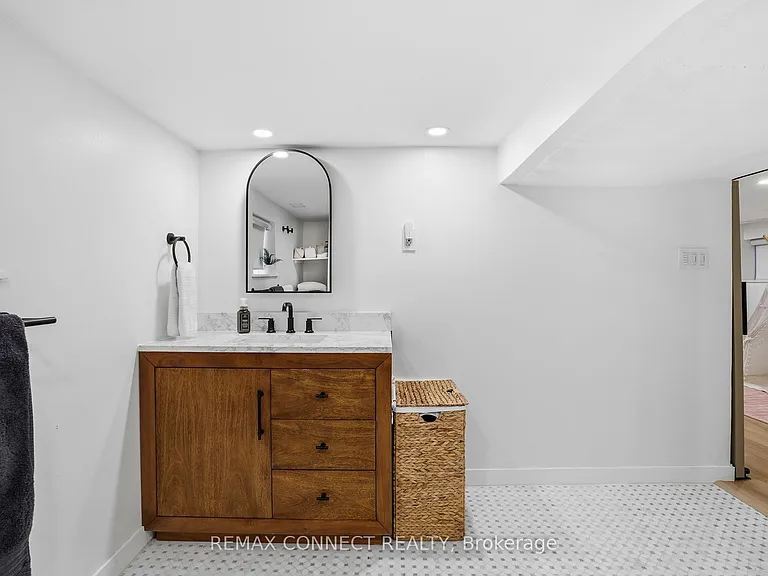 60 Woodbury Rd — Photo 38