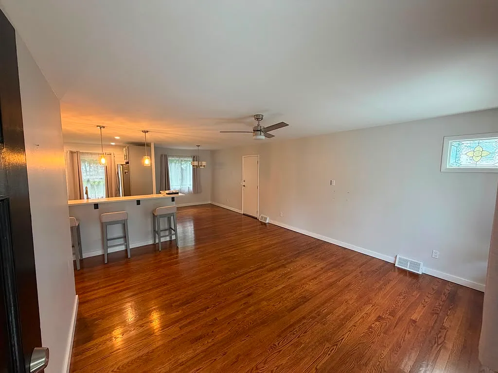 3 bed, 1008 sqft, $3,200 — Photo 2