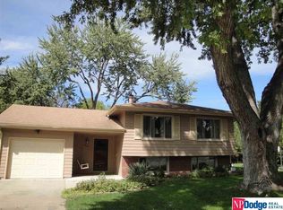 8632 Lakeview Dr, Omaha, NE 68127