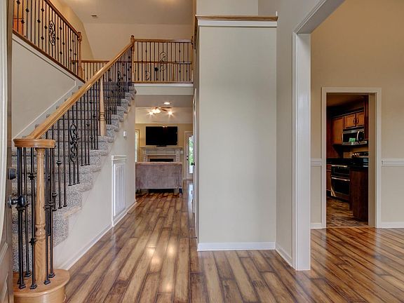 3rd image of 736 Cavalier Dr