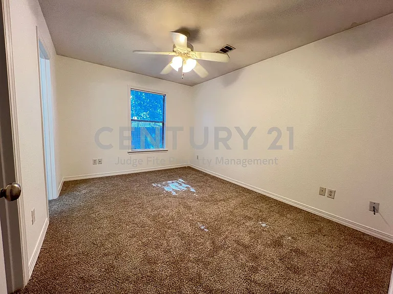 403 W Oak St — Photo 7