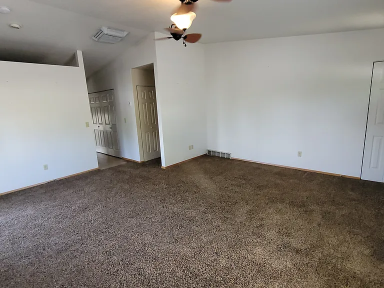 627 Highline Dr — Photo 3