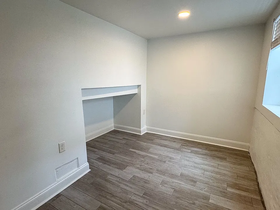 2 bed, 1.0 bath, $1,900