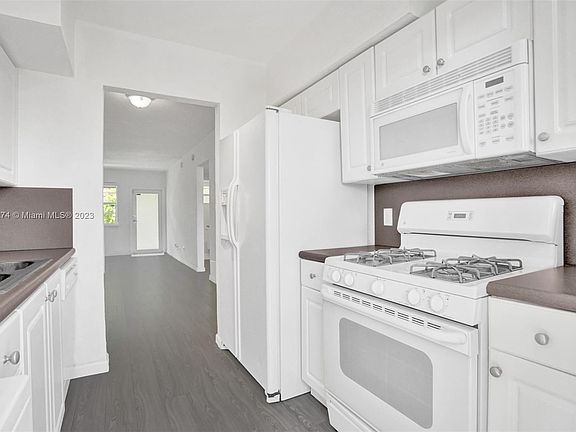 4th image of 350 S Shore Dr APT 3