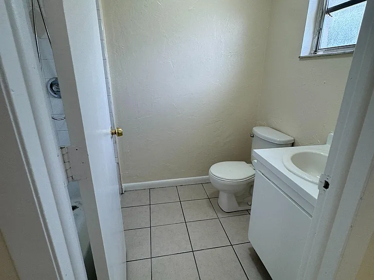 546 San Bernardino St — Photo 9