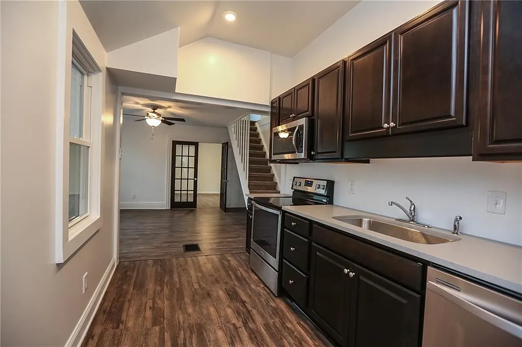 2 bed, 1.5 bath, 5875 sqft, $1,550 — Photo 2
