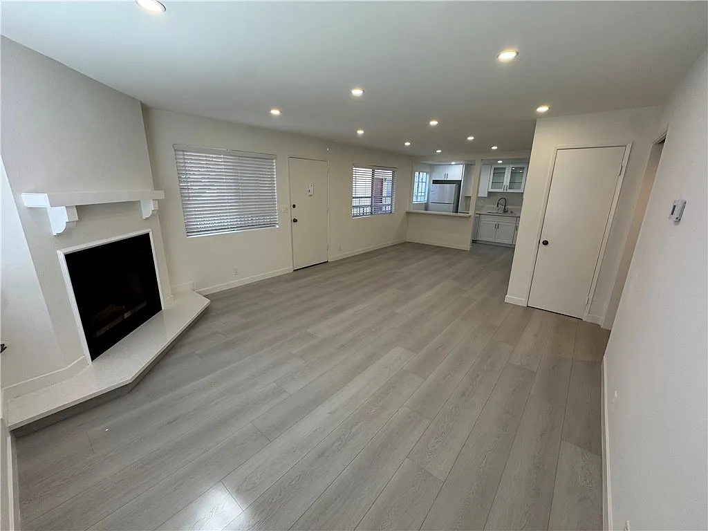 2 bed, 1200 sqft, $2,995 — Photo 3
