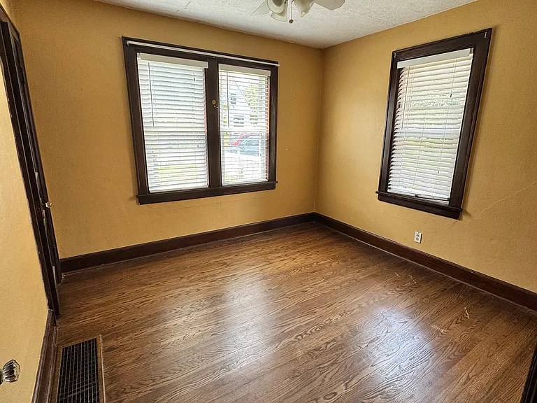 929 McClurkan Ave — Photo 6