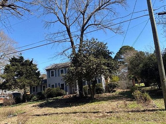 3rd image of 816 Colonial Cir