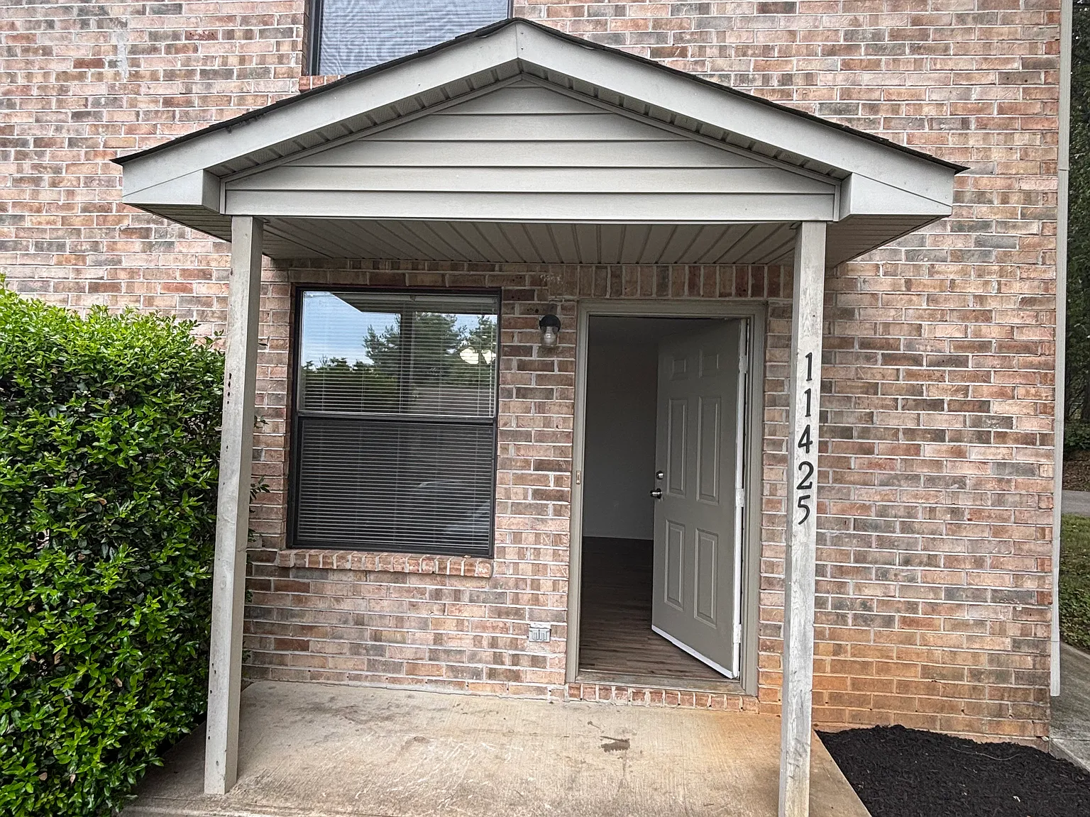 2 bed, 2.5 bath, 1050 sqft, $1,500 — Photo 2