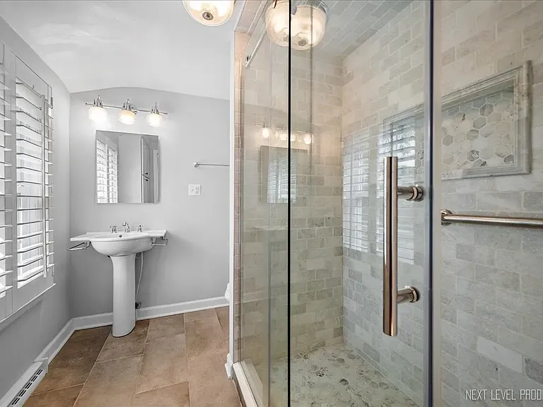 710 Peck Rd — Photo 16