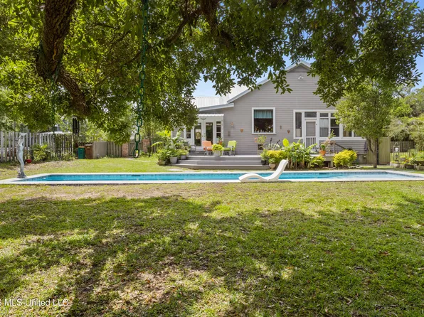 759 E 2nd St, Pass Christian, MS 39571