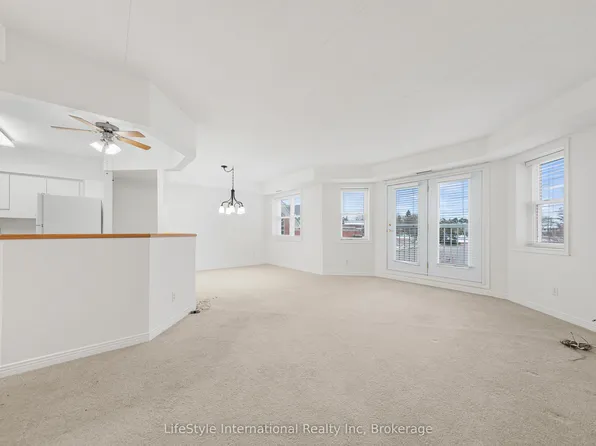 208 Silvercreek Pkwy N #205, Guelph, ON N1H 8H2